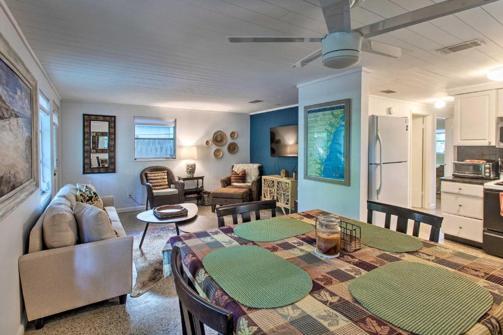 Cozy St Simons Island Getaway by Shops Beach - image 7