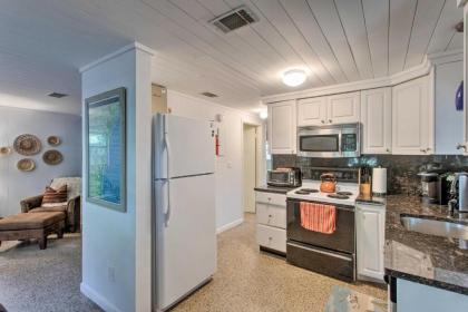Cozy St Simons Island Getaway by Shops Beach - image 9