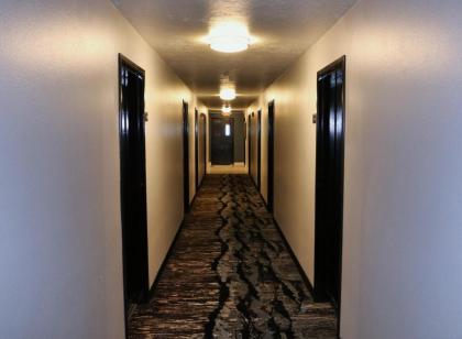Capital Inn & Suites - image 9
