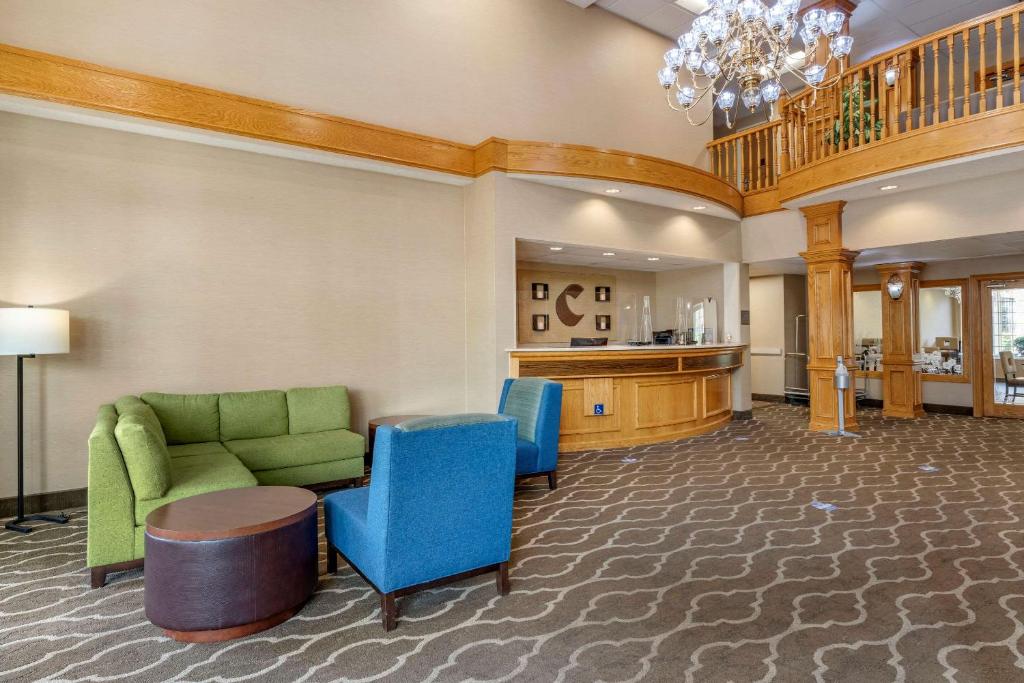 Comfort Suites - image 5