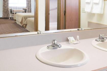 Days Inn by Wyndham Black Bear - image 13