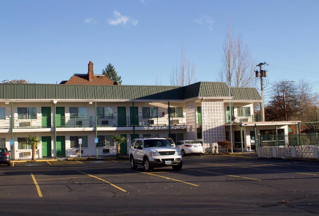 Knights Inn Salem - image 3
