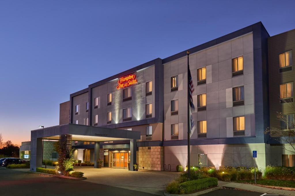 Hampton Inn and Suites Salem - main image
