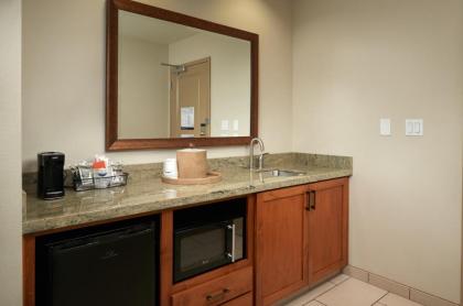 Hampton Inn and Suites Salem - image 13