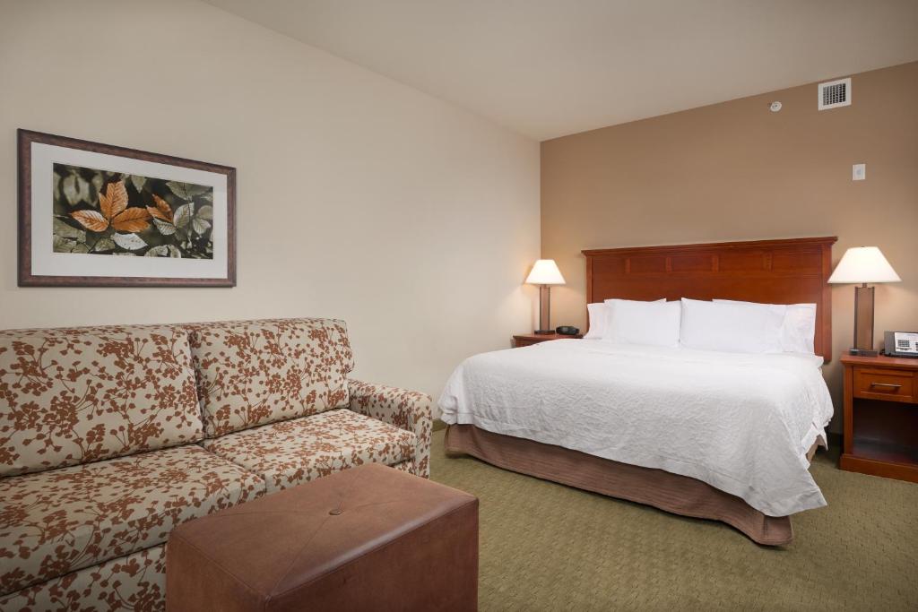 Hampton Inn and Suites Salem - image 2