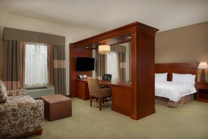 Hampton Inn and Suites Salem - image 9