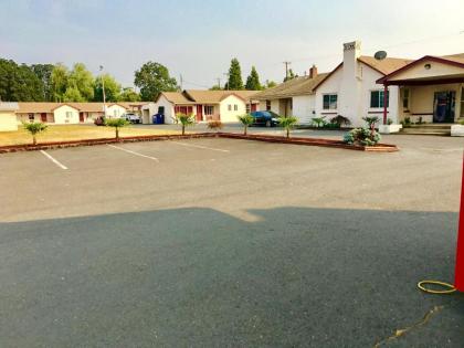 Travelers Inn Motel - image 12