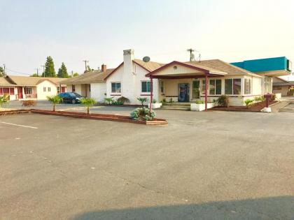 Travelers Inn Motel - image 13