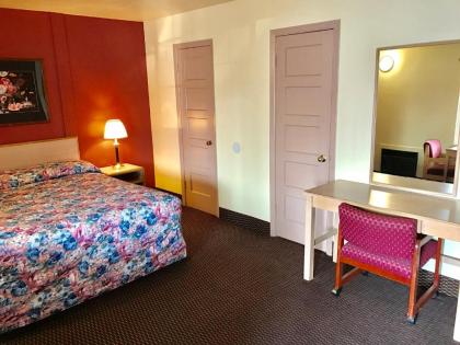 Travelers Inn Motel - image 2
