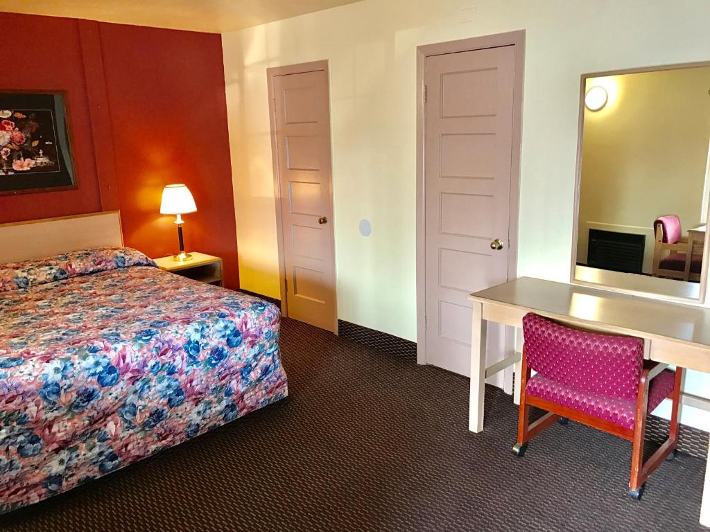 Travelers Inn Motel - image 2