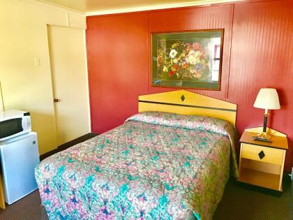 Travelers Inn Motel - image 5
