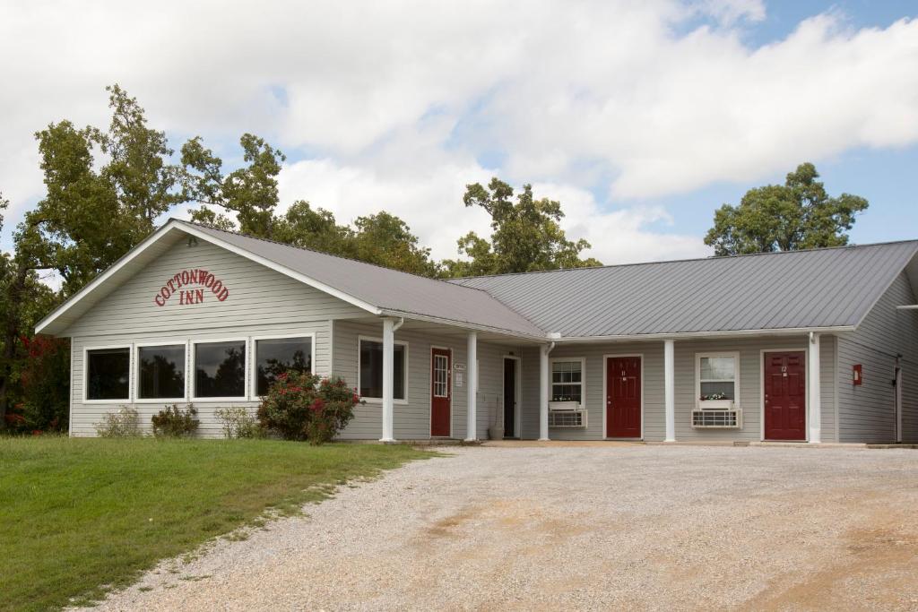 Cottonwood Inn - main image