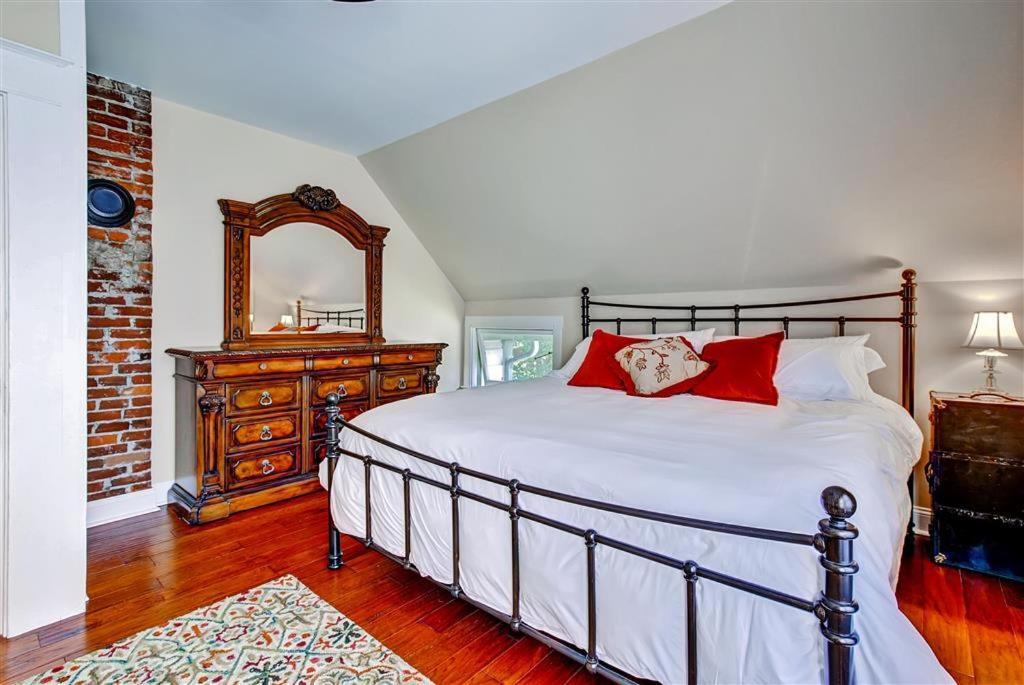 Historic and Charming Salem Home with Mill Creek Views! - image 2