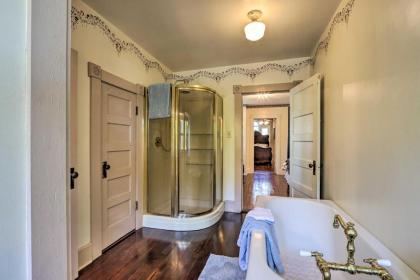 Historic Salem Home Fit for Large Groups! - image 11