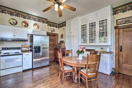 Historic Salem Home Fit for Large Groups! - image 15