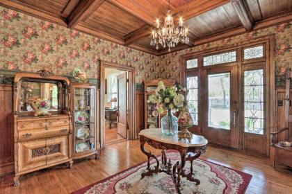 Historic Salem Home Fit for Large Groups! - image 5
