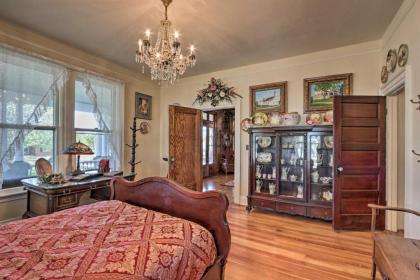 Historic Salem Home Fit for Large Groups! - image 7