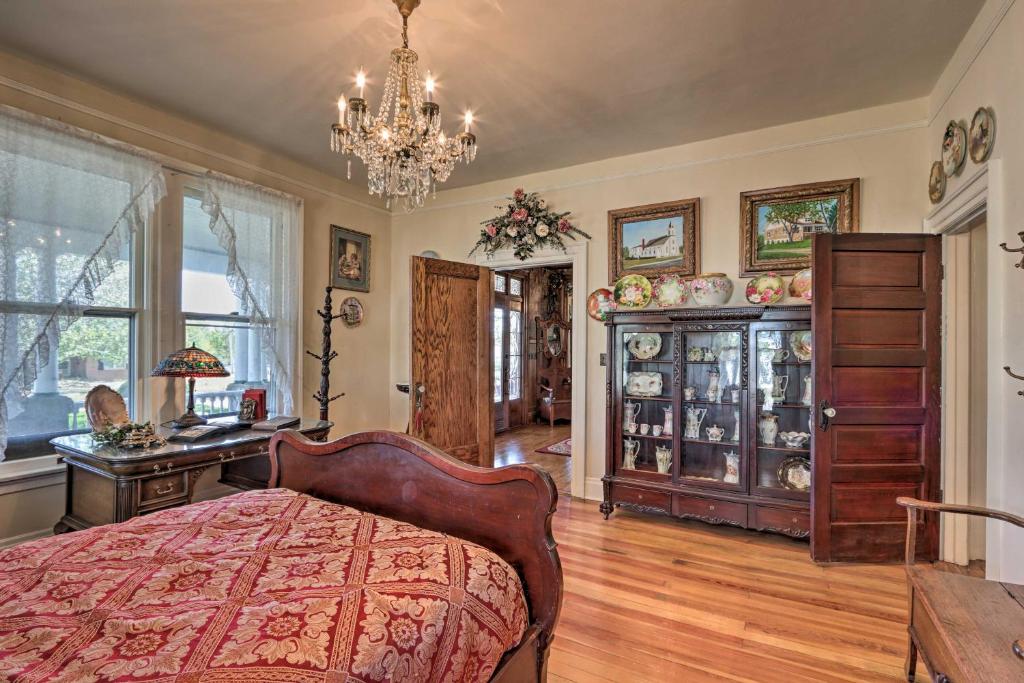 Historic Salem Home Fit for Large Groups! - image 7