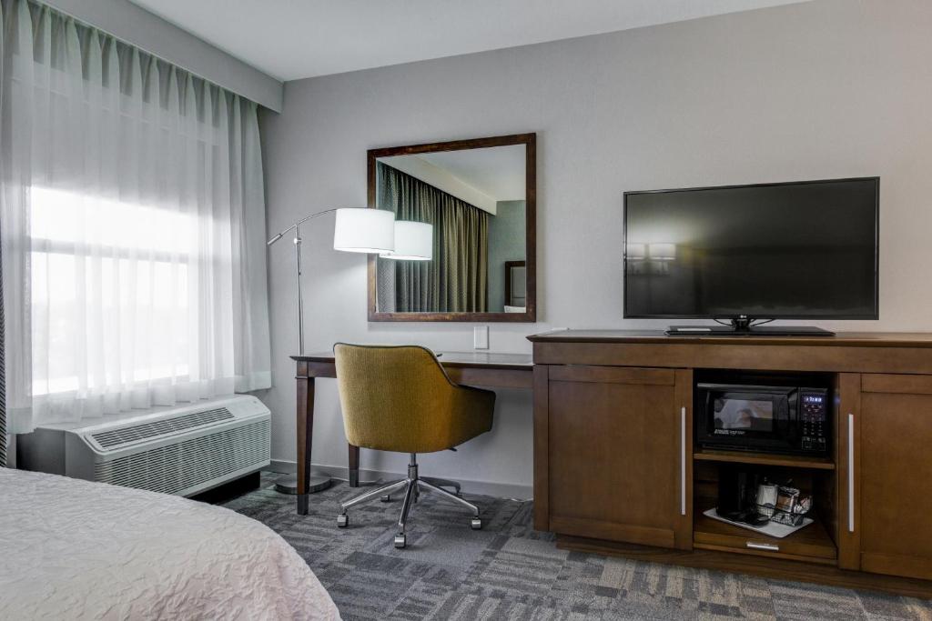 Hampton Inn Salina - image 7