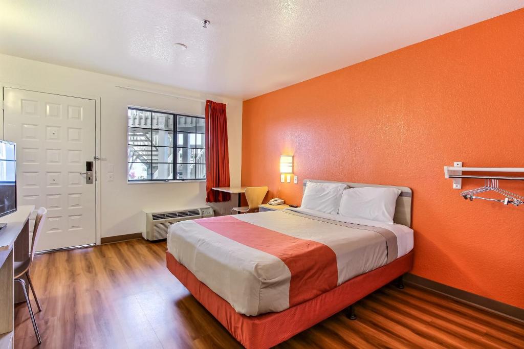 Motel 6-Salinas CA - North Monterey Area - image 4