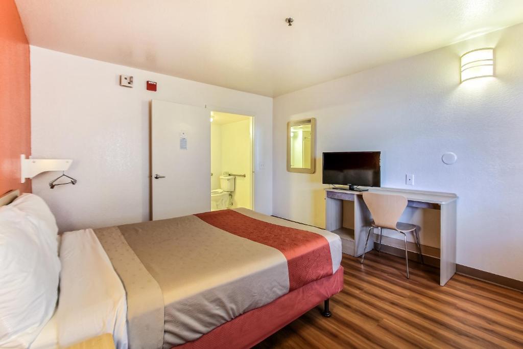 Motel 6-Salinas CA - North Monterey Area - image 6