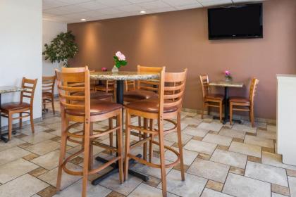 Laurel Inn & Conference Center - image 12