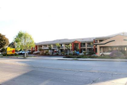 Super 8 by Wyndham Salinas - image 14