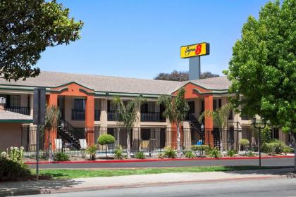 Super 8 by Wyndham Salinas - image 4