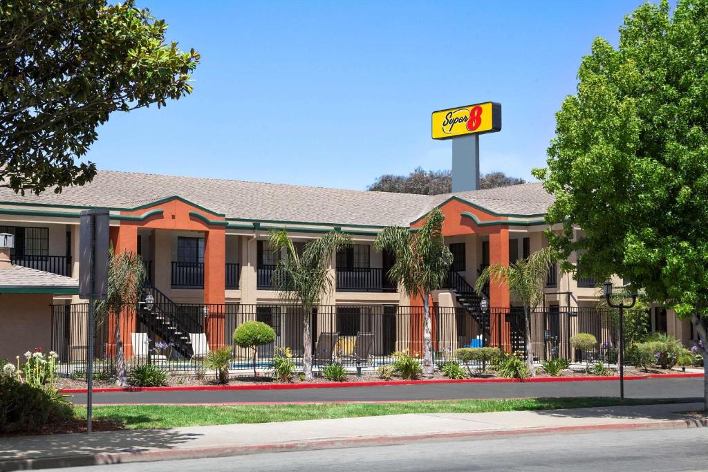 Super 8 by Wyndham Salinas - image 4