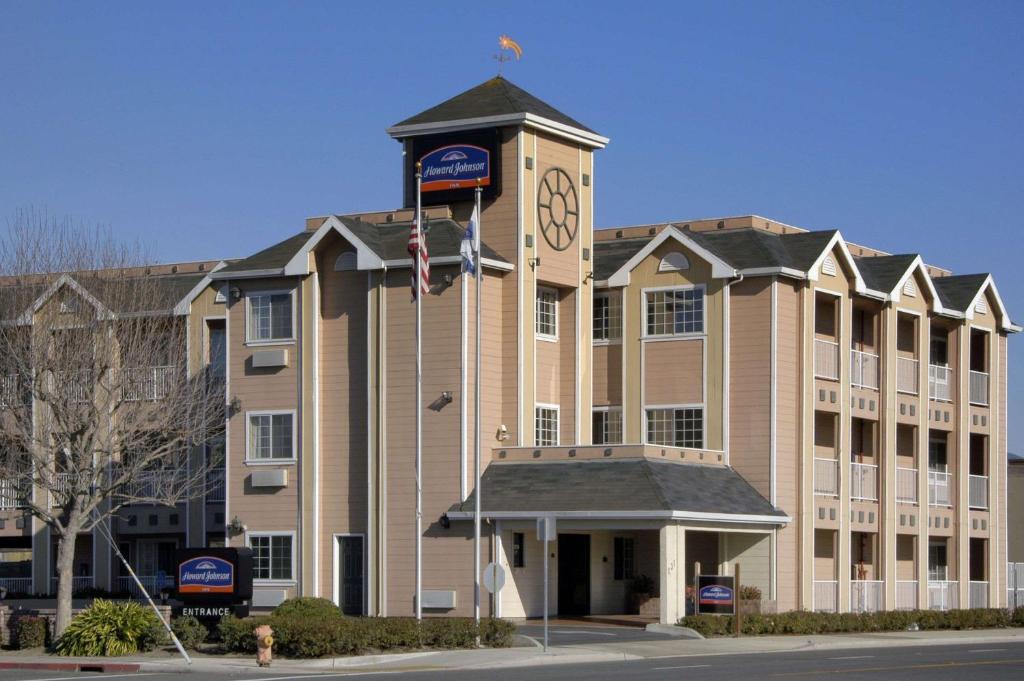Howard Johnson by Wyndham Salinas - main image