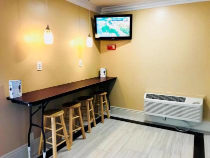 Howard Johnson by Wyndham Salinas - image 5