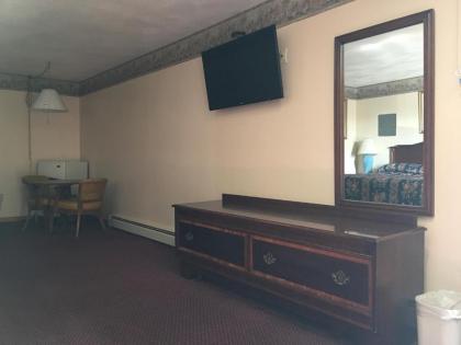 Knotty Pine Motel - image 9