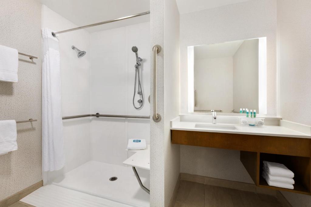 Holiday Inn Express & Suites Salisbury an IHG Hotel - image 3