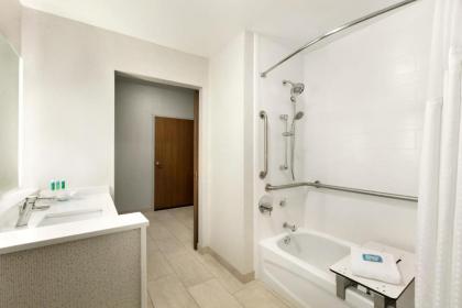 Holiday Inn Express & Suites Salisbury an IHG Hotel - image 5