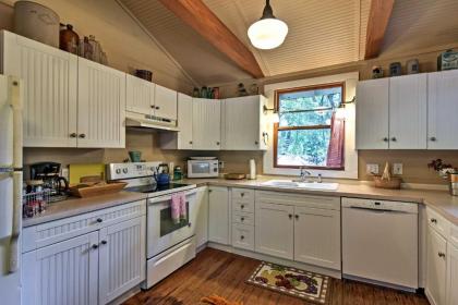 Saluda Cottage with Deck Walk to Downtown and Main St - image 12