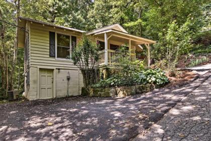 Saluda Cottage with Deck Walk to Downtown and Main St - image 15