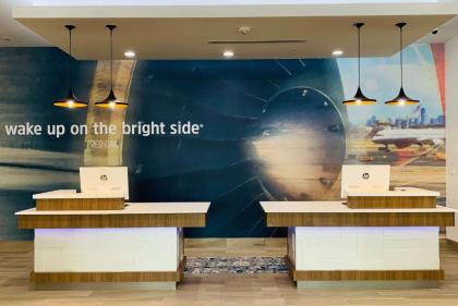 La Quinta Inn & Suites by Wyndham - Red Oak TX IH-35E - image 8