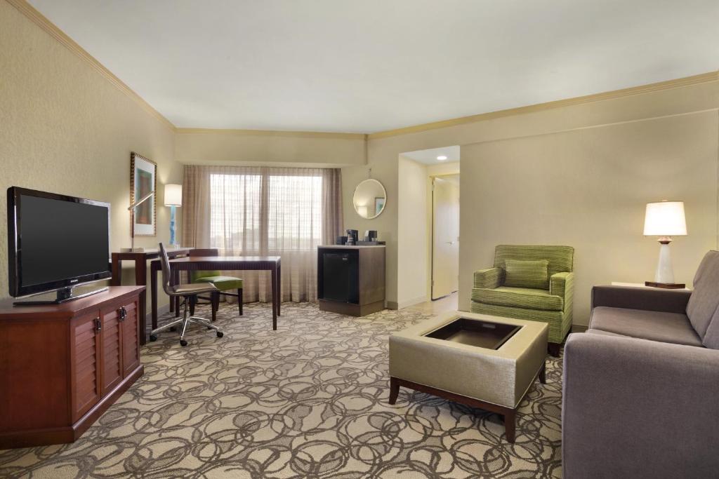 Embassy Suites San Antonio Airport - image 3