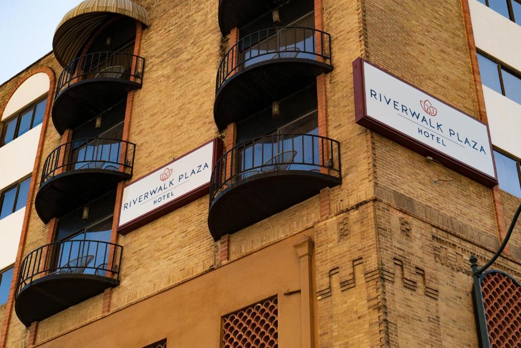 Riverwalk Plaza Hotel - image 4