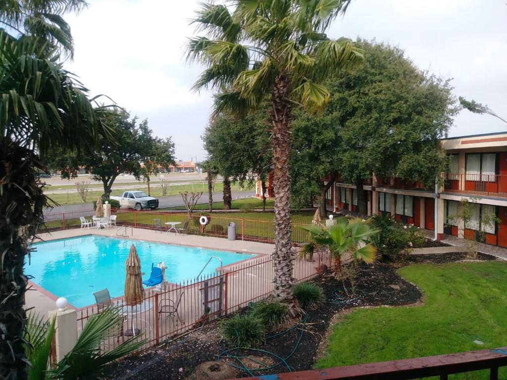 Knights Inn San Antonio near AT&T Center - image 3