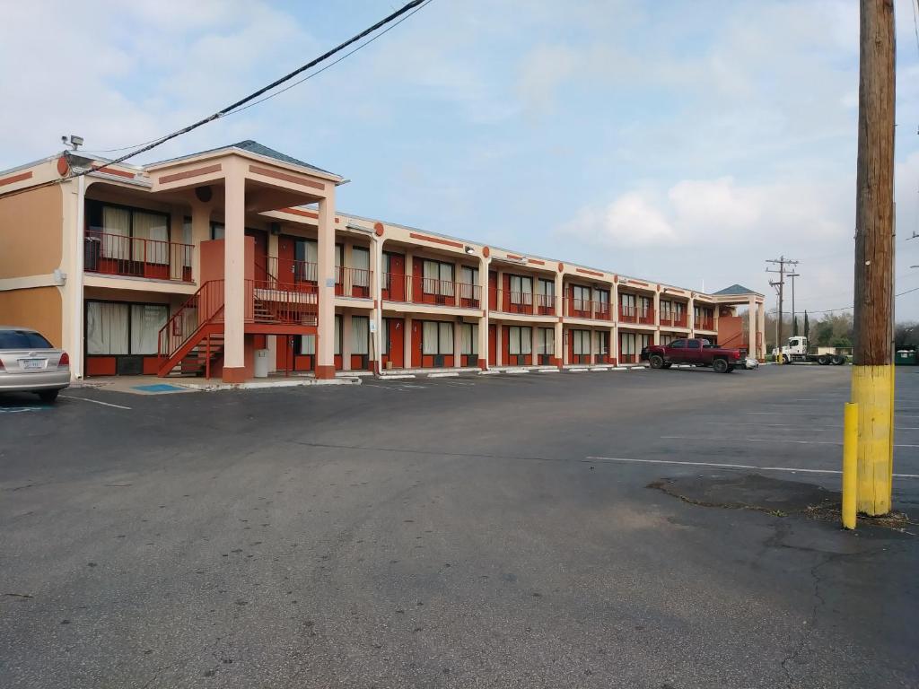 Knights Inn San Antonio near AT&T Center - image 4