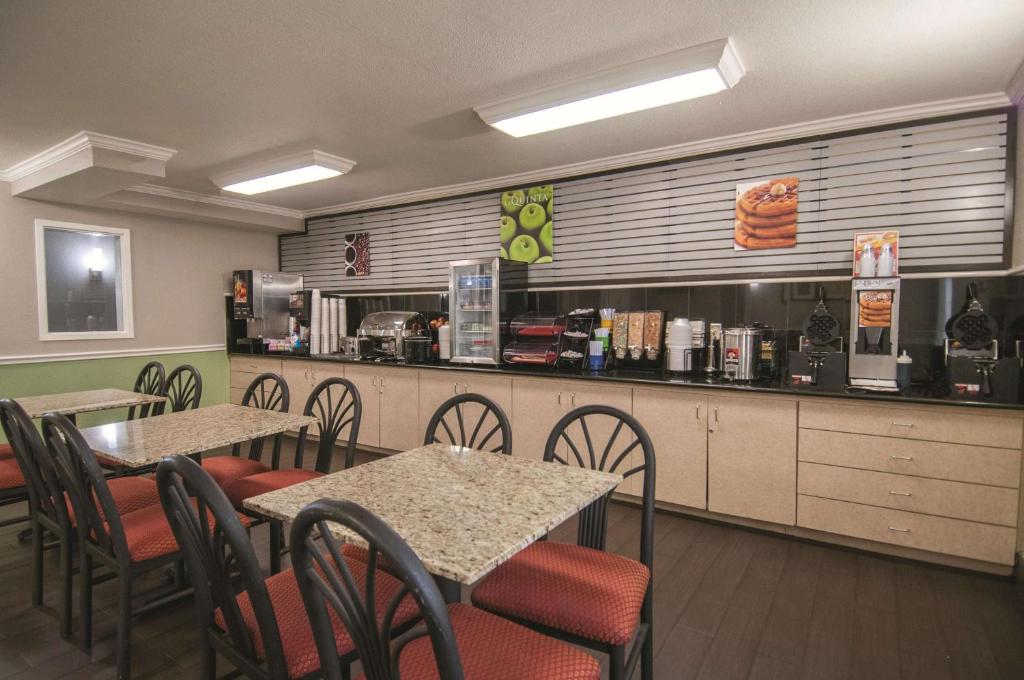 La Quinta Inn by Wyndham San Antonio Brooks City Base - image 3