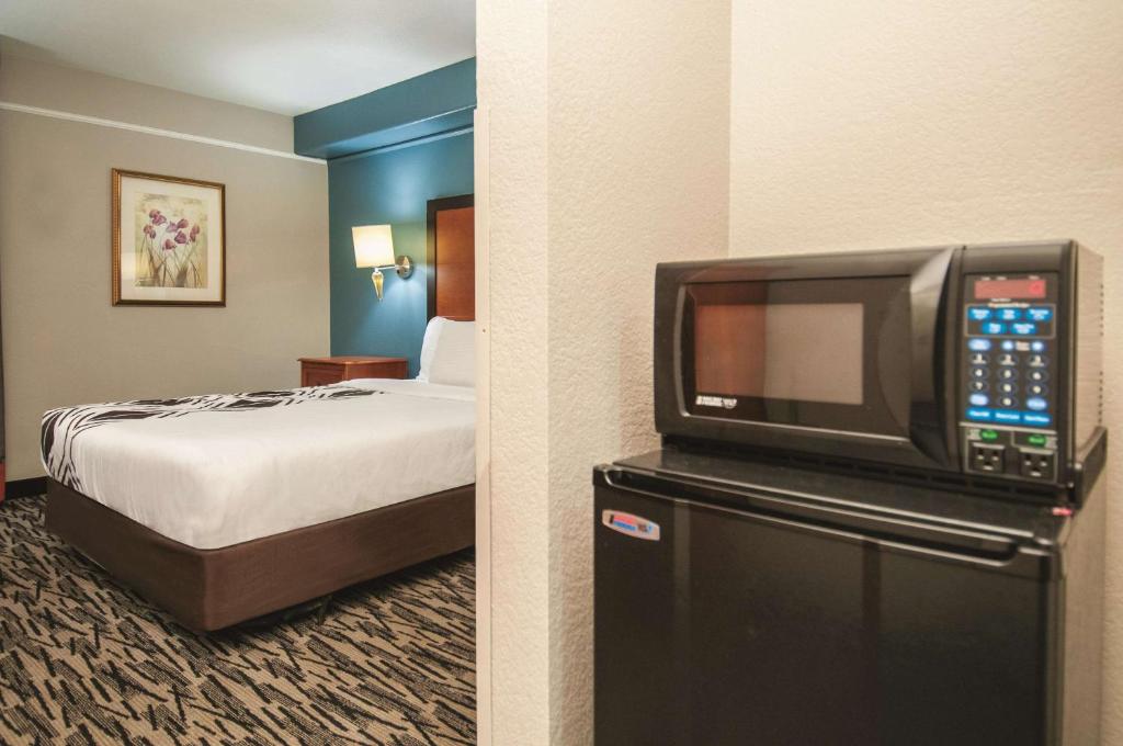 La Quinta Inn by Wyndham San Antonio Brooks City Base - image 5