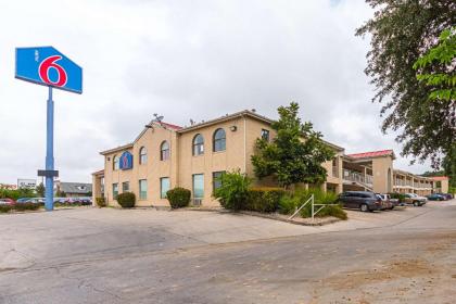 motel 6 San Antonio tX   Fiesta trails San Antonio