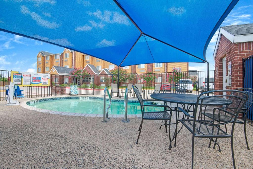 Microtel Inn & Suites by Wyndham San Antonio Downtown NorthE - image 3