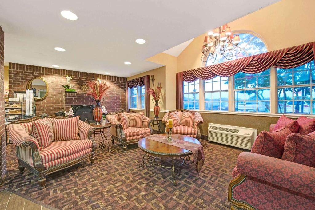 Microtel Inn & Suites by Wyndham San Antonio Downtown NorthE - image 4