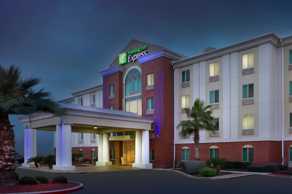 Holiday Inn Express & Suites San Antonio West Sea World Area an IHG Hotel - image 2