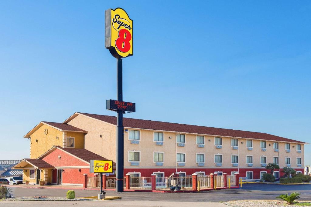 Super 8 by Wyndham San Antonio/I-35 North - main image
