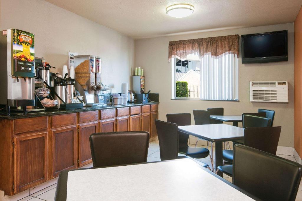 Super 8 by Wyndham San Antonio/I-35 North - image 3