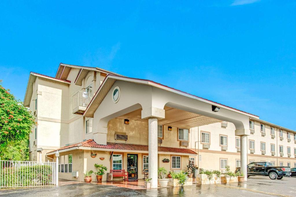 Super 8 by Wyndham San Antonio/Fiesta - main image